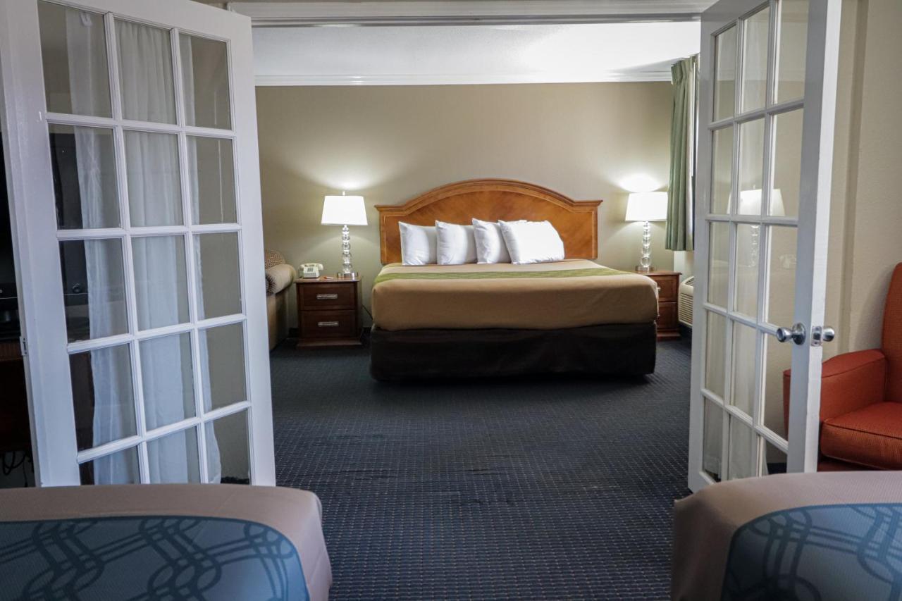 University Inn & Suites Сан-Антонио Экстерьер фото