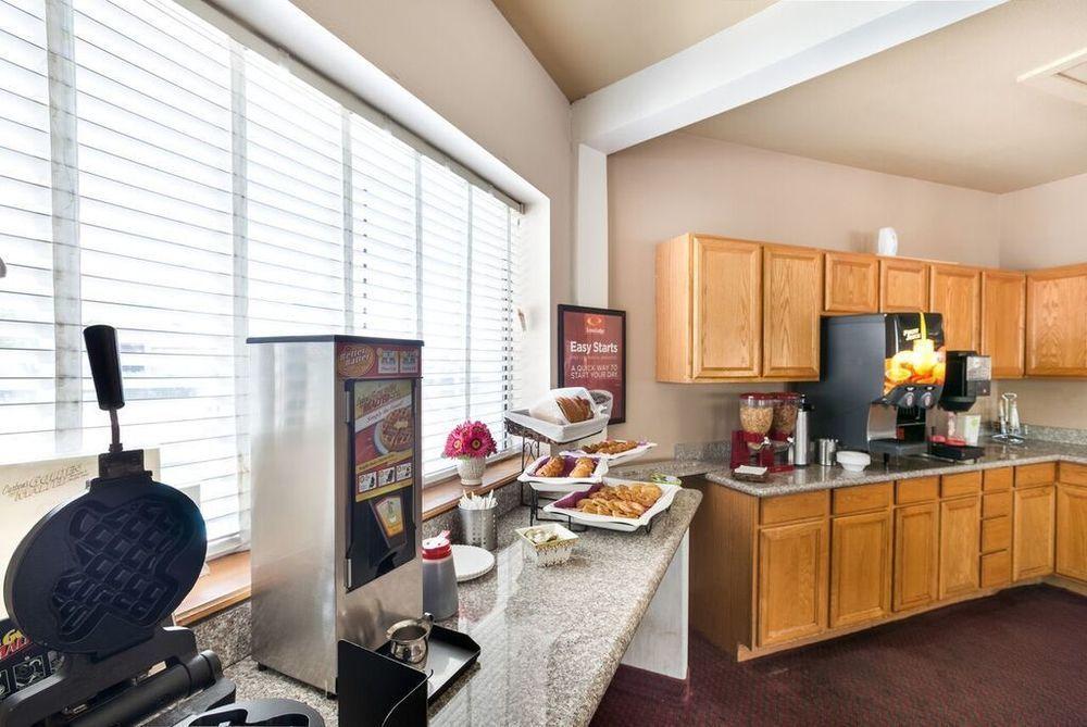 University Inn & Suites Сан-Антонио Экстерьер фото
