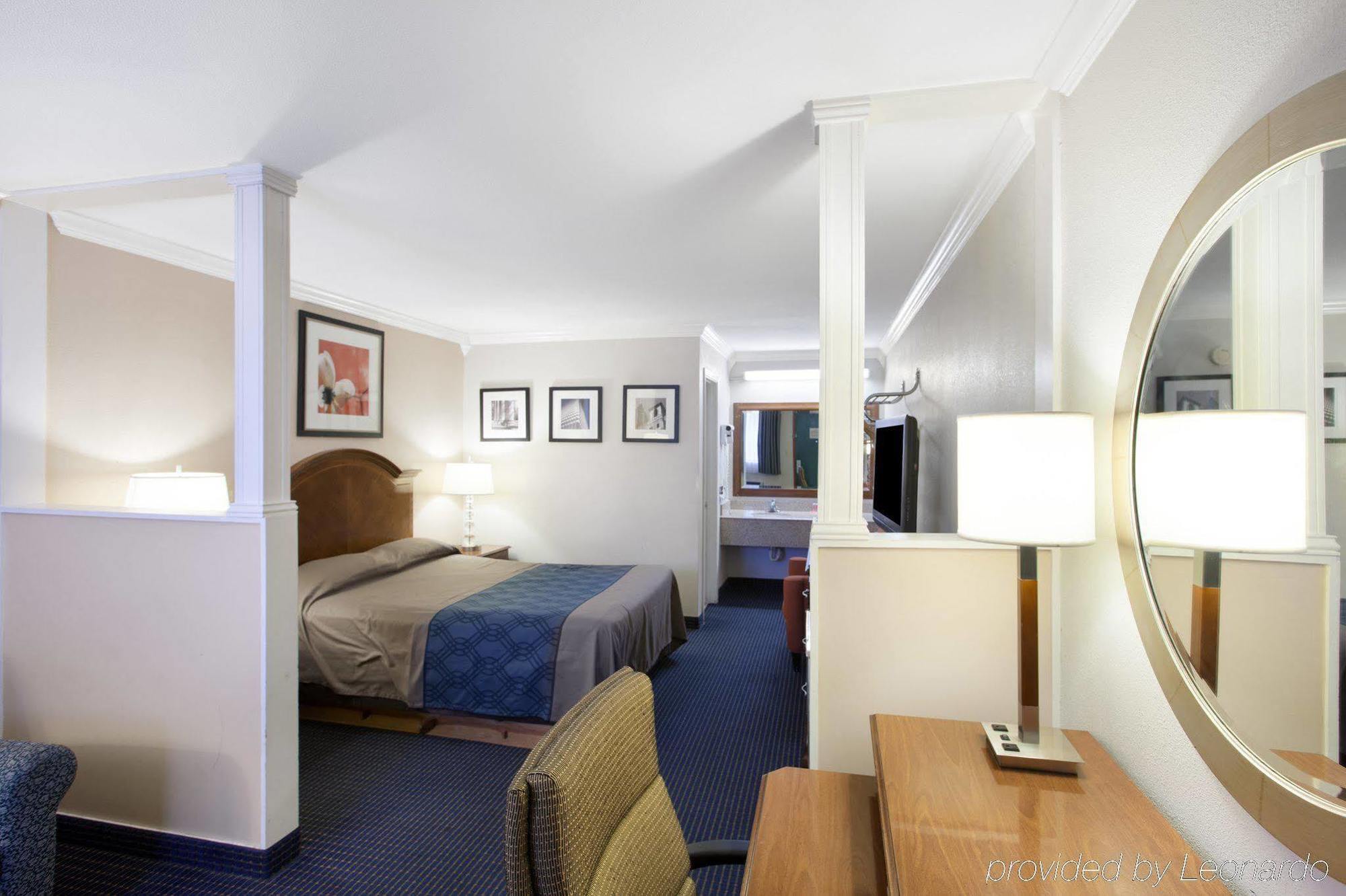 University Inn & Suites Сан-Антонио Экстерьер фото