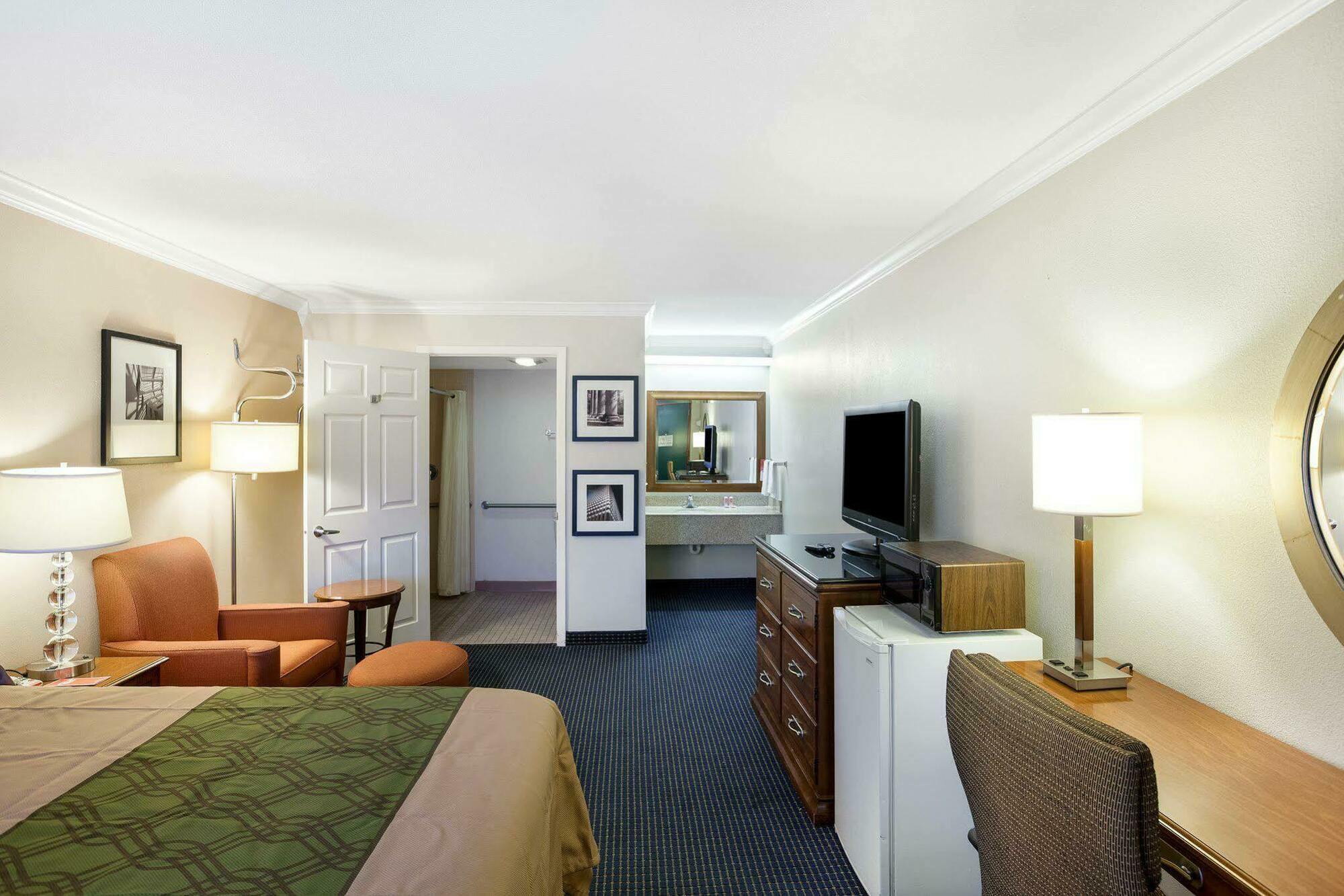 University Inn & Suites Сан-Антонио Экстерьер фото