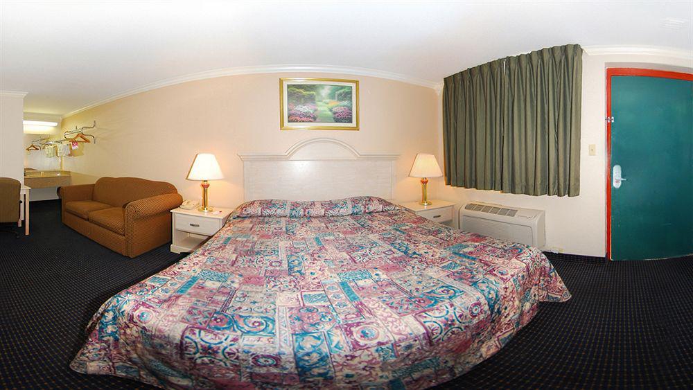 University Inn & Suites Сан-Антонио Экстерьер фото