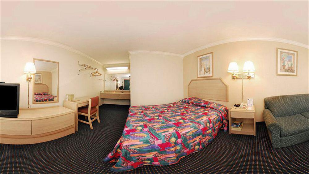 University Inn & Suites Сан-Антонио Номер фото