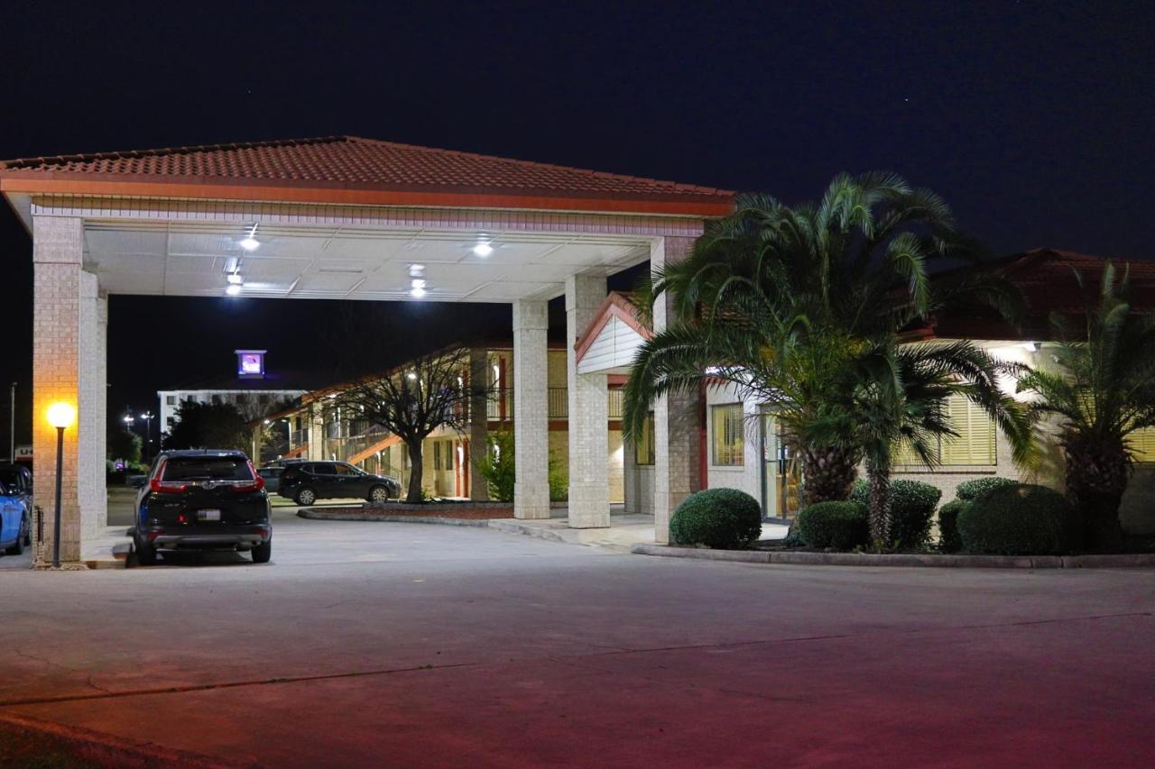 University Inn & Suites Сан-Антонио Экстерьер фото